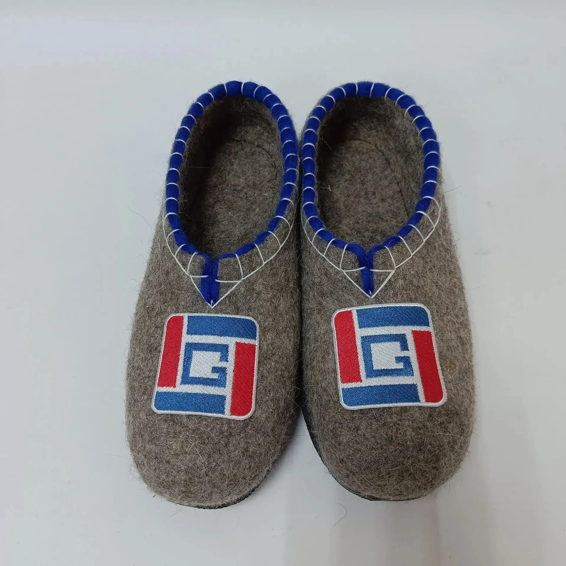 Тапочки с брендированным шевроном